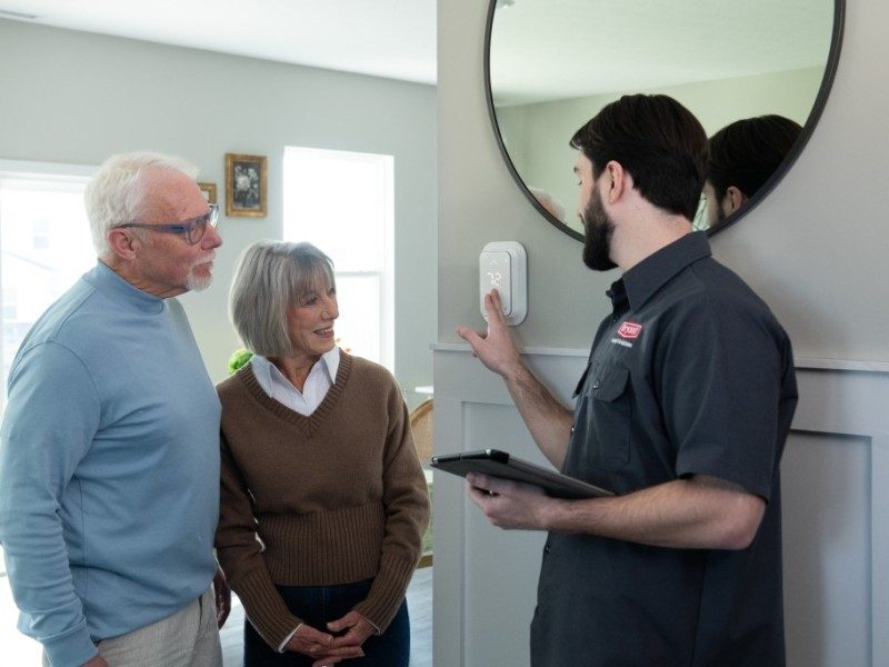 Dealer and customers800x600